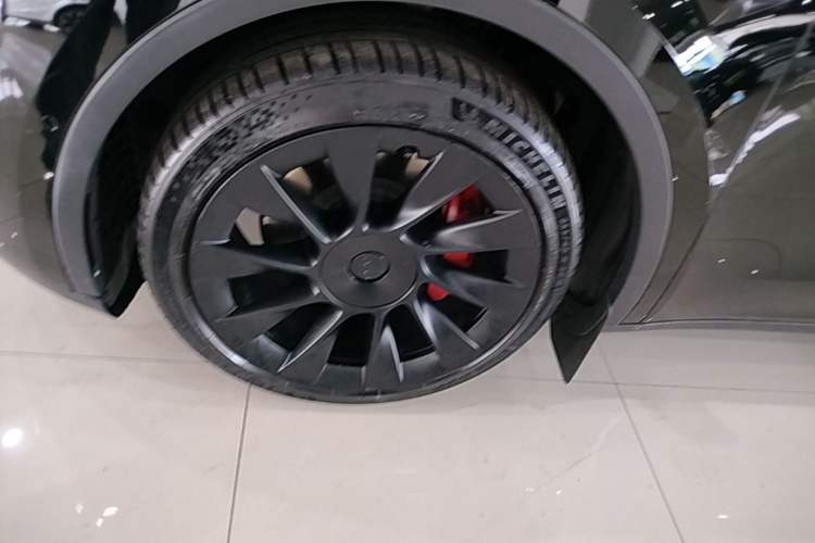 Used Tesla Model Y 2021 Standard Range Rear-Wheel Drive Version Left Front Wheel Hub