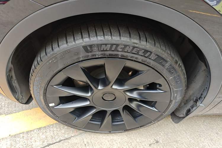 Used Tesla Model Y 2021 Standard Range Rear-Wheel Drive Version Left Front Wheel Hub