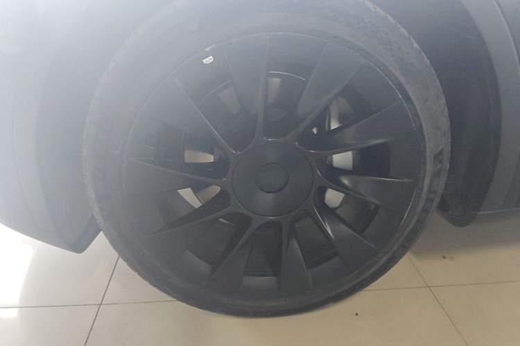 Used Tesla Model Y 2021 Standard Range Rear-Wheel Drive Version Left Front Wheel Hub