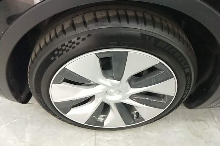 Used Tesla Model Y 2021 Long-Range All-Wheel-Drive Version Left Front Wheel Hub