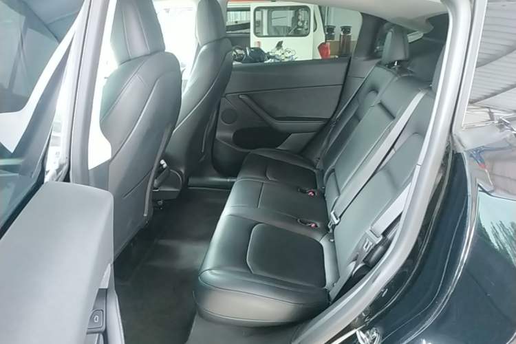 Used Tesla Model Y 2021 Standard Range Rear-Wheel Drive Version Left Rear Seat