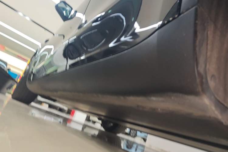 Used Tesla Model Y 2021 Standard Range Rear-Wheel Drive Version Left Side Sill