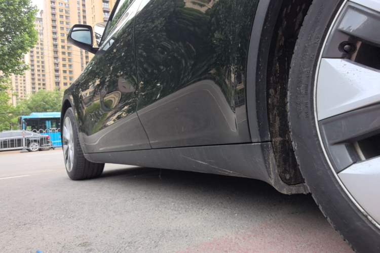 Used Tesla Model Y 2021 Standard Range Rear-Wheel Drive Version Left Side Sill