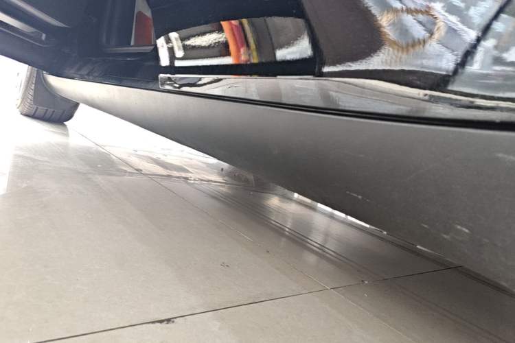 Used Tesla Model Y 2021 Standard Range Rear-Wheel Drive Version Left Side Sill