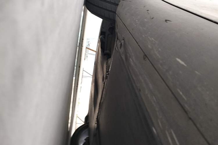 Used Tesla Model Y 2021 Standard Range Rear-Wheel Drive Version Left Side Sill