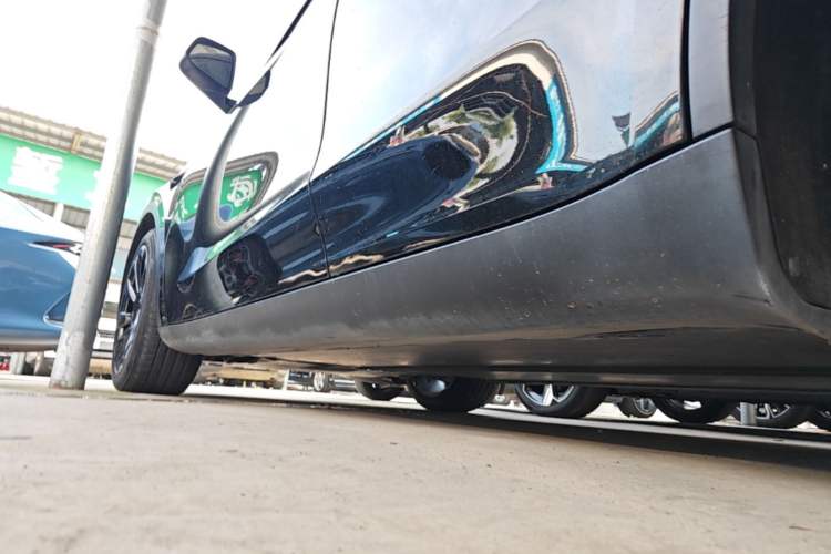 Used Tesla Model Y 2021 Standard Range Rear-Wheel Drive Version Left Side Sill
