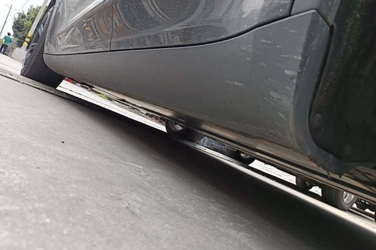 Used Tesla Model Y 2021 Standard Range Rear-Wheel Drive Version Left Side Sill