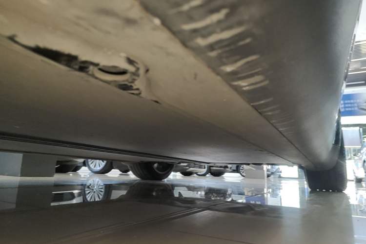 Used Tesla Model Y 2021 Standard Range Rear-Wheel Drive Version Left Side Sill