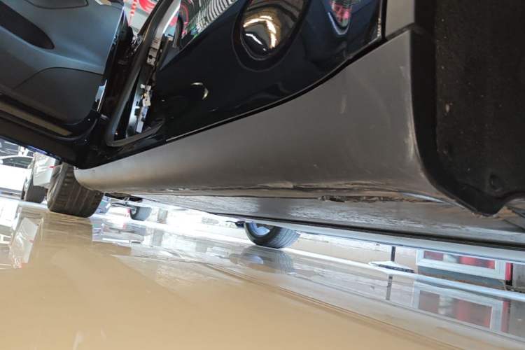 Used Tesla Model Y 2021 Standard Range Rear-Wheel Drive Version Left Side Sill