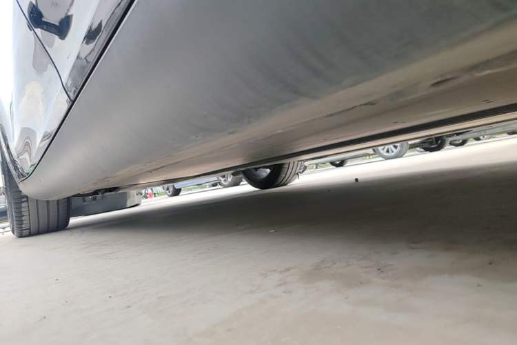 Used Tesla Model Y 2021 Standard Range Rear-Wheel Drive Version Left Side Sill