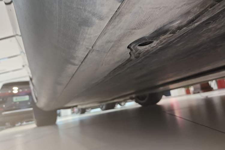 Used Tesla Model Y 2021 Standard Range Rear-Wheel Drive Version Left Side Sill