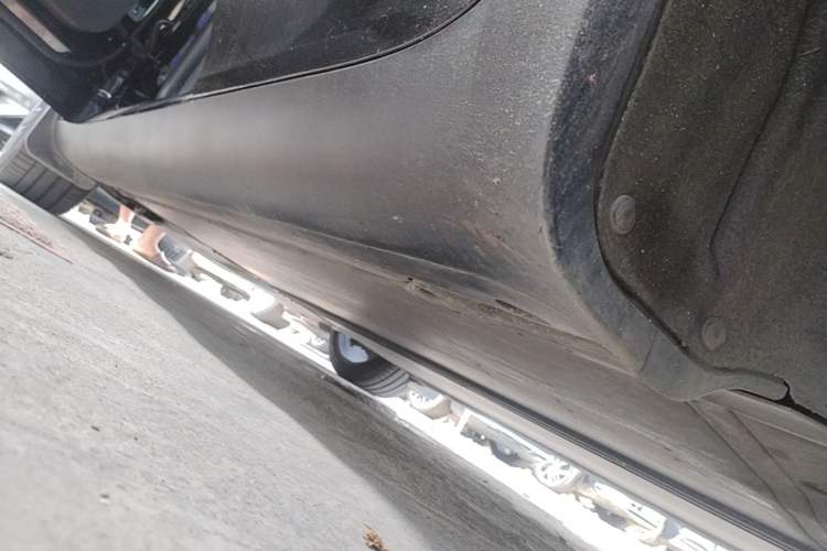 Used Tesla Model Y 2021 Standard Range Rear-Wheel Drive Version Left Side Sill