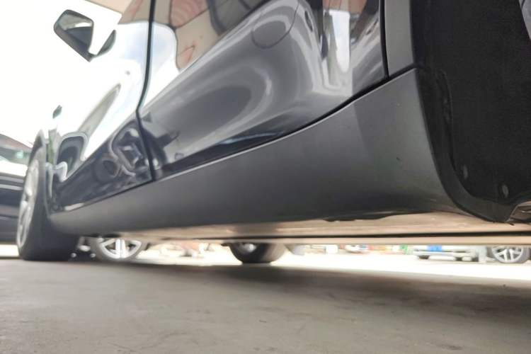 Used Tesla Model Y 2021 Standard Range Rear-Wheel Drive Version Left Side Sill