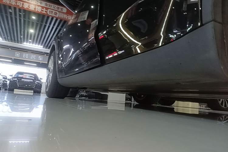 Used Tesla Model Y 2021 Standard Range Rear-Wheel Drive Version Left Side Sill