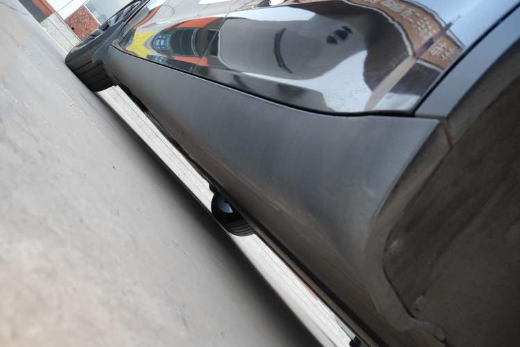 Used Tesla Model Y 2021 Long-Range All-Wheel-Drive Version Left Side Sill
