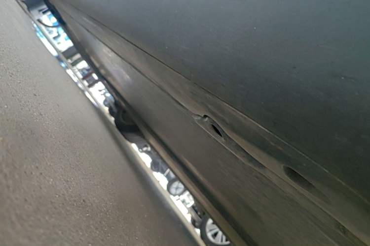 Used Tesla Model Y 2021 Standard Range Rear-Wheel Drive Version Left Side Sill