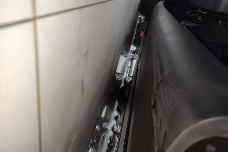 Used Tesla Model Y 2021 Long-Range All-Wheel-Drive Version 3D7 Left Side Sill