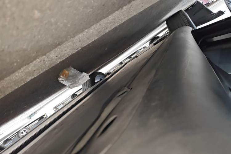 Used Tesla Model Y 2021 Standard Range Rear-Wheel Drive Version Left Side Sill