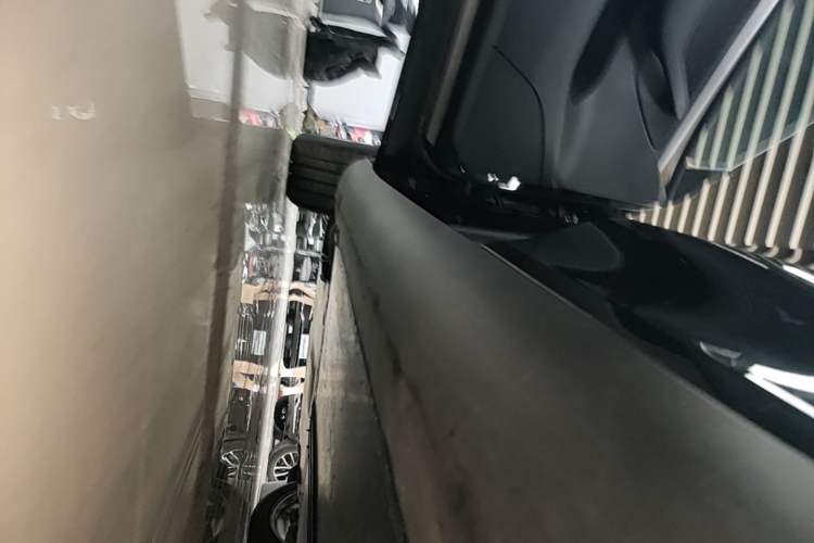 Used Tesla Model Y 2021 Standard Range Rear-Wheel Drive Version Left Side Sill