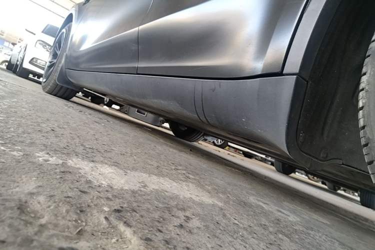 Used Tesla Model Y 2021 Standard Range Rear-Wheel Drive Version Left Side Sill
