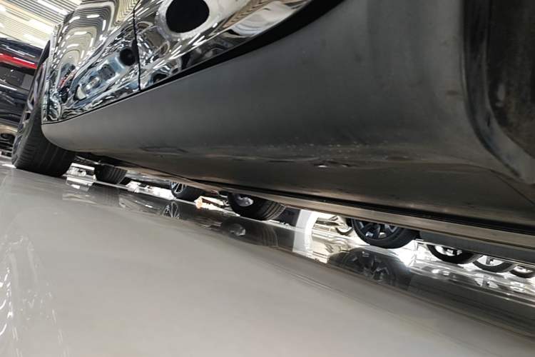 Used Tesla Model Y 2021 Long-Range All-Wheel-Drive Version 3D7 Left Side Sill