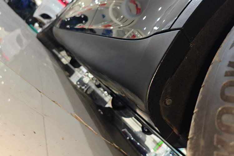 Used Tesla Model Y 2021 Long-Range All-Wheel-Drive Version 3D7 Left Side Sill
