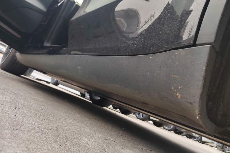 Used Tesla Model Y 2021 Standard Range Rear-Wheel Drive Version Left Side Sill