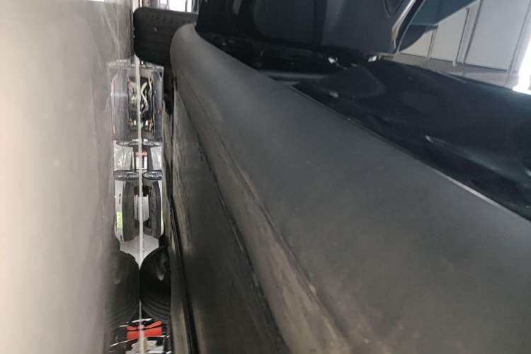Used Tesla Model Y 2021 Standard Range Rear-Wheel Drive Version Left Side Sill