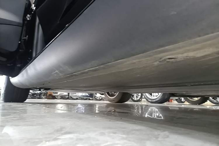 Used Tesla Model Y 2021 Standard Range Rear-Wheel Drive Version Left Side Sill