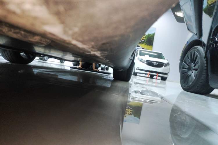 Used Tesla Model Y 2021 Long-Range All-Wheel-Drive Version Left Side Sill