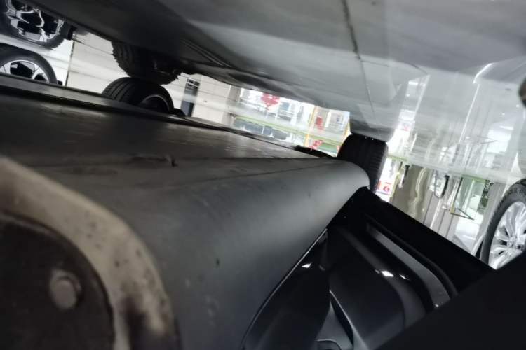 Used Tesla Model Y 2021 Standard Range Rear-Wheel Drive Version Left Side Sill