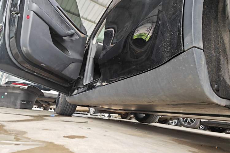 Used Tesla Model Y 2021 Standard Range Rear-Wheel Drive Version Left Side Sill