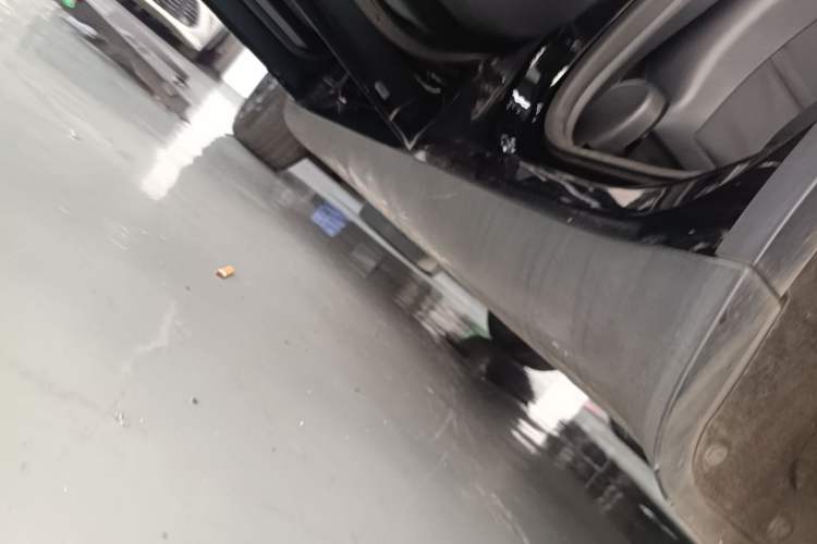 Used Tesla Model Y 2021 Standard Range Rear-Wheel Drive Version Left Side Sill