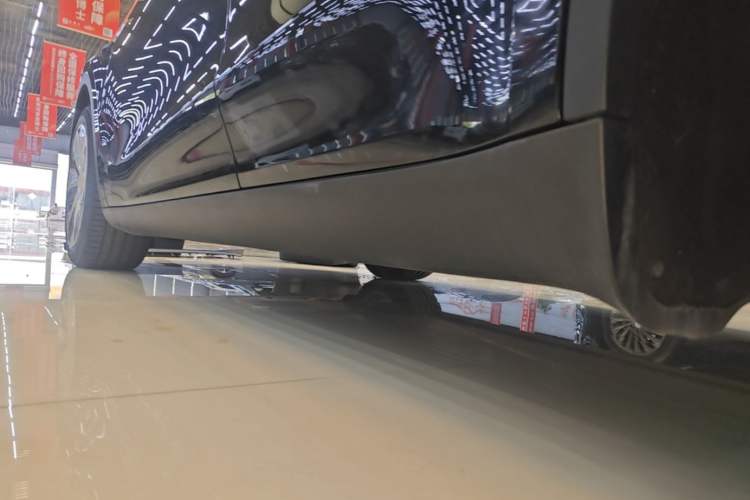 Used Tesla Model Y 2021 Standard Range Rear-Wheel Drive Version Left Side Sill