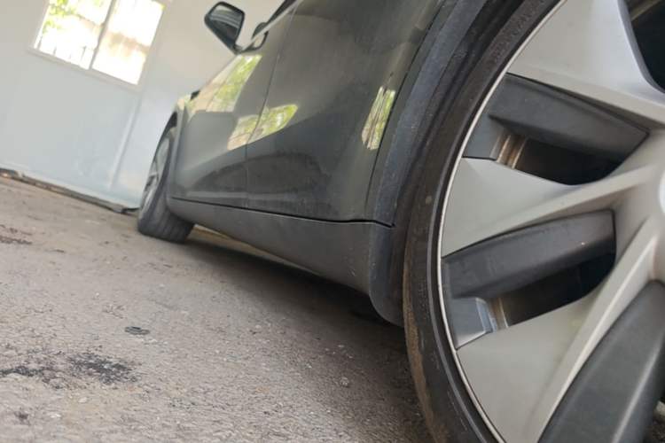 Used Tesla Model Y 2021 Standard Range Rear-Wheel Drive Version Left Side Sill