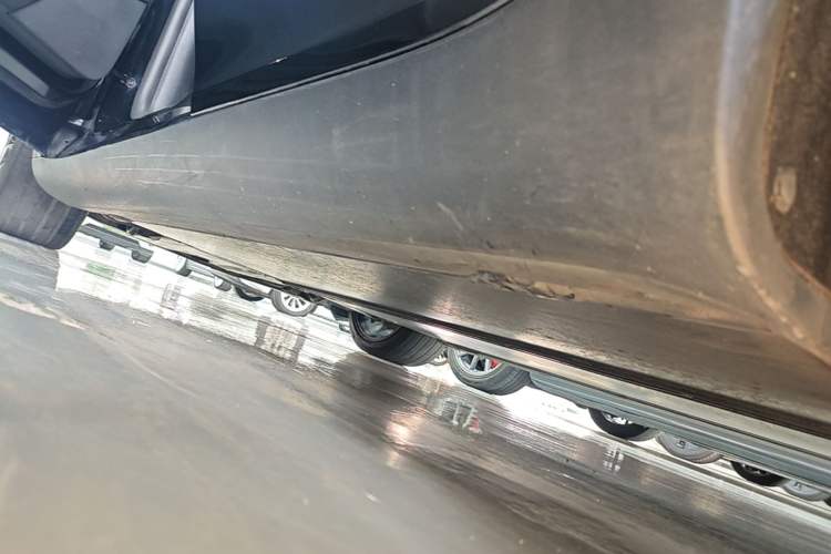 Used Tesla Model Y 2021 Standard Range Rear-Wheel Drive Version Left Side Sill