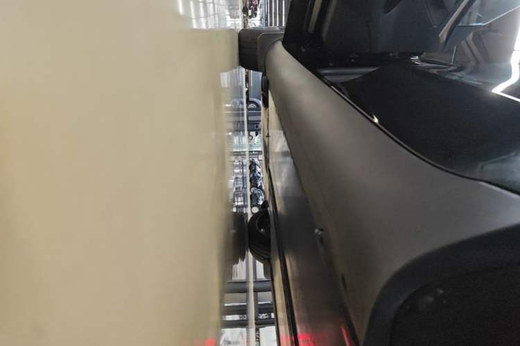 Used Tesla Model Y 2021 Standard Range Rear-Wheel Drive Version Left Side Sill