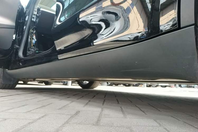 Used Tesla Model Y 2021 Standard Range Rear-Wheel Drive Version Left Side Sill