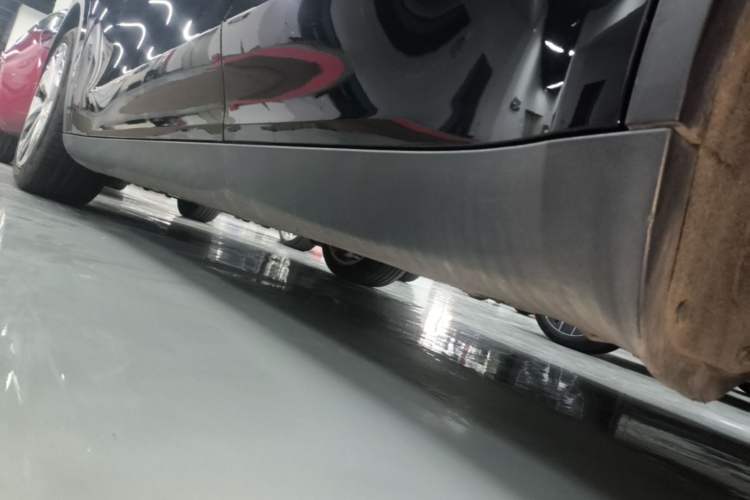 Used Tesla Model Y 2021 Standard Range Rear-Wheel Drive Version Left Side Sill