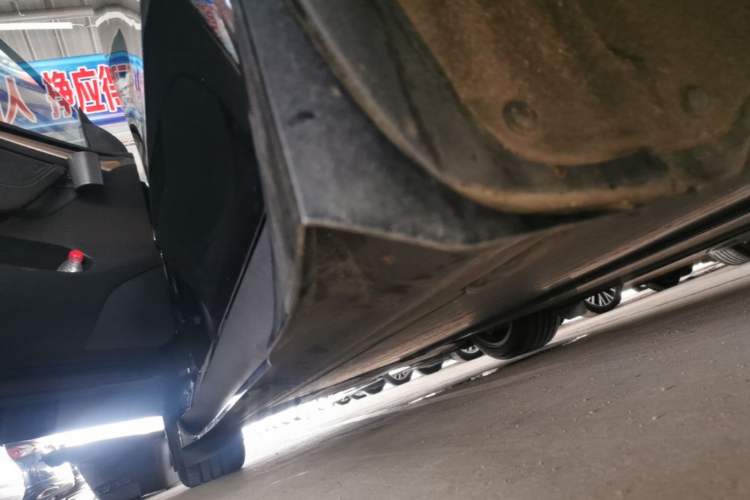 Used Tesla Model Y 2021 Standard Range Rear-Wheel Drive Version Left Side Sill