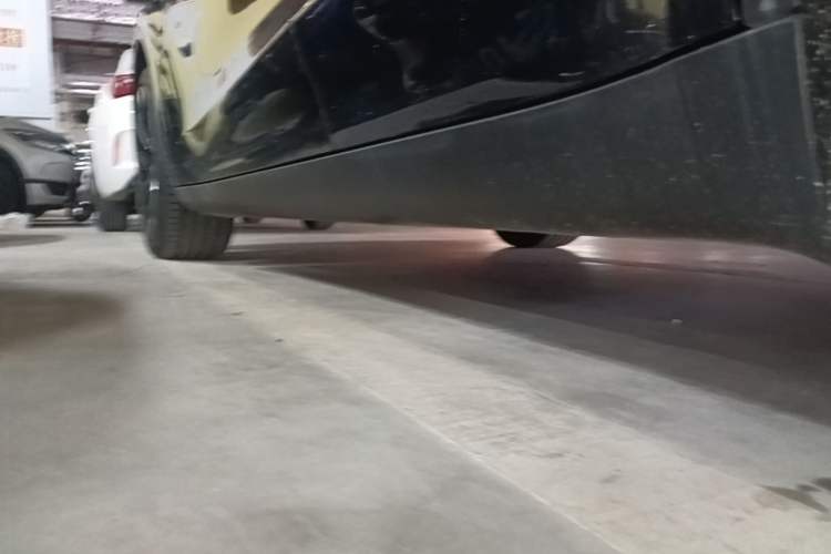 Used Tesla Model Y 2021 Long-Range All-Wheel-Drive Version 3D7 Left Side Sill