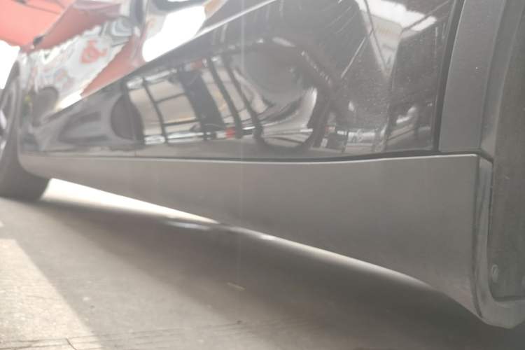 Used Tesla Model Y 2021 Standard Range Rear-Wheel Drive Version Left Side Sill