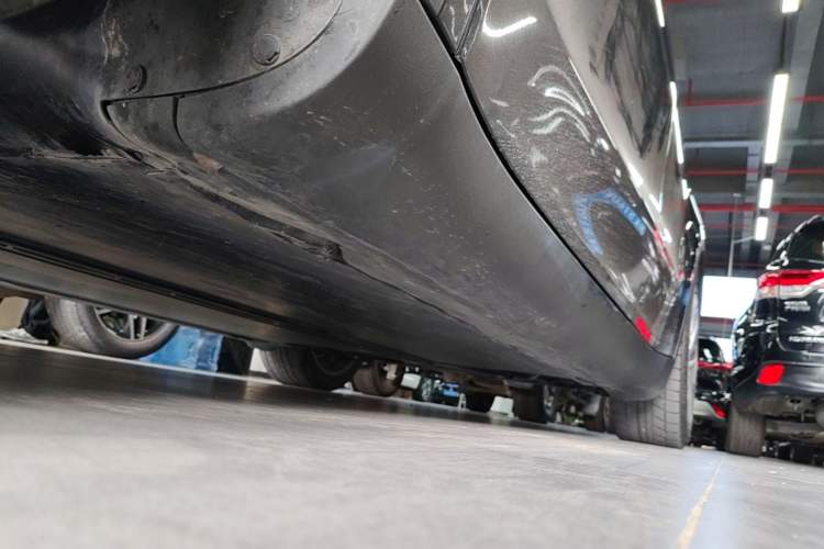 Used Tesla Model Y 2021 Long-Range All-Wheel-Drive Version 3D7 Left Side Sill