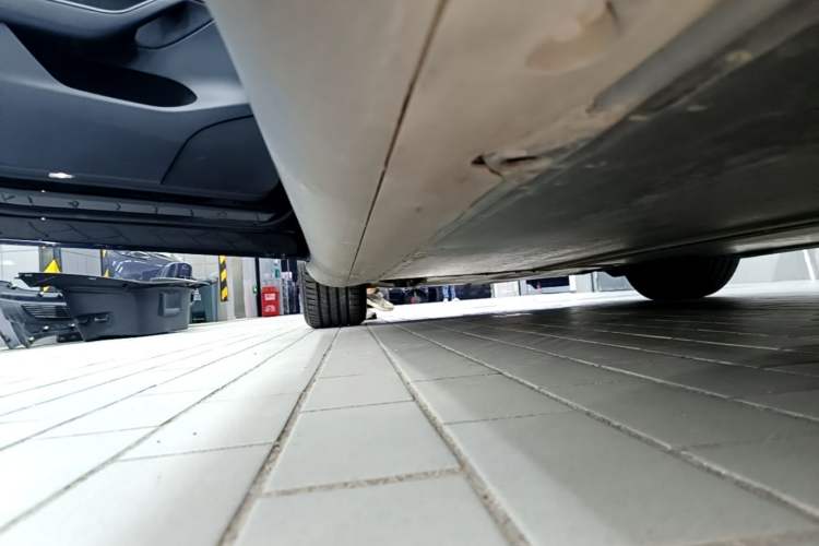 Used Tesla Model Y 2021 Long-Range All-Wheel-Drive Version Left Side Sill