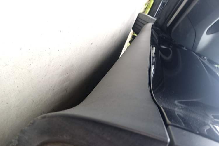 Used Tesla Model Y 2021 Long-Range All-Wheel-Drive Version 3D7 Left Side Sill