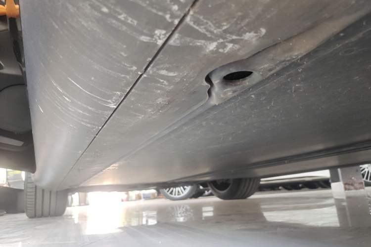 Used Tesla Model Y 2021 Long-Range All-Wheel-Drive Version 3D7 Left Side Sill