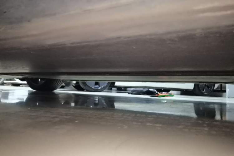 Used Tesla Model Y 2021 Long-Range All-Wheel-Drive Version 3D7 Left Side Sill