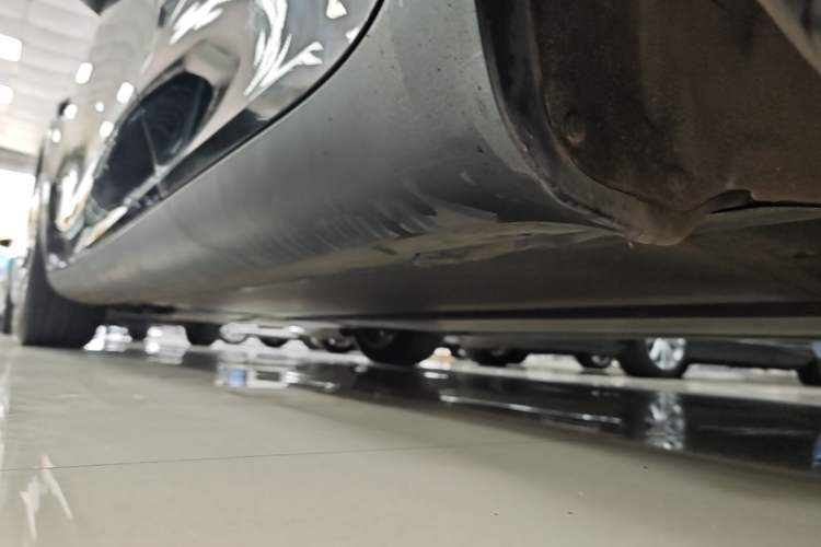 Used Tesla Model Y 2021 Long-Range All-Wheel-Drive Version 3D7 Left Side Sill