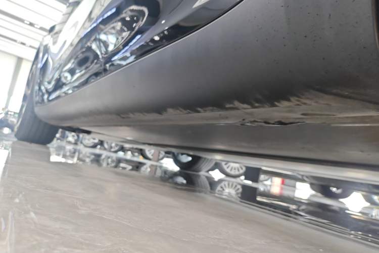 Used Tesla Model Y 2021 Long-Range All-Wheel-Drive Version 3D7 Left Side Sill