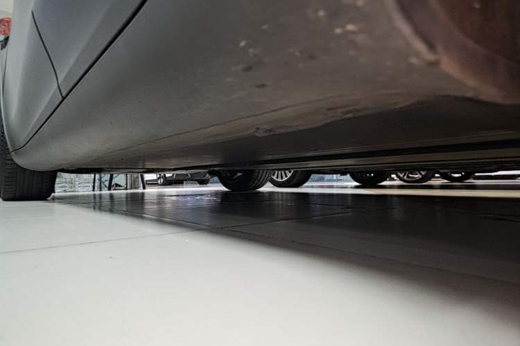 Used Tesla Model Y 2021 Standard Range Rear-Wheel Drive Version Left Side Sill